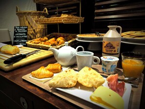 Daily buffet breakfast (EUR 13.50 per person) - Hôtel Kyriad Libourne - Saint Emilion (Arveyres)