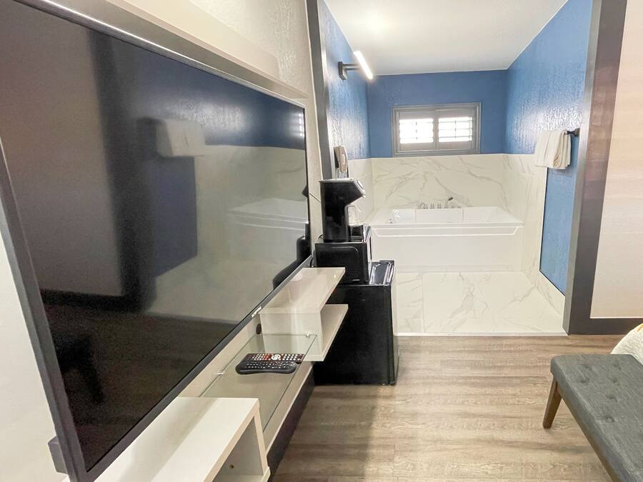 Romantic Studio Suite | Free WiFi, bed sheets
