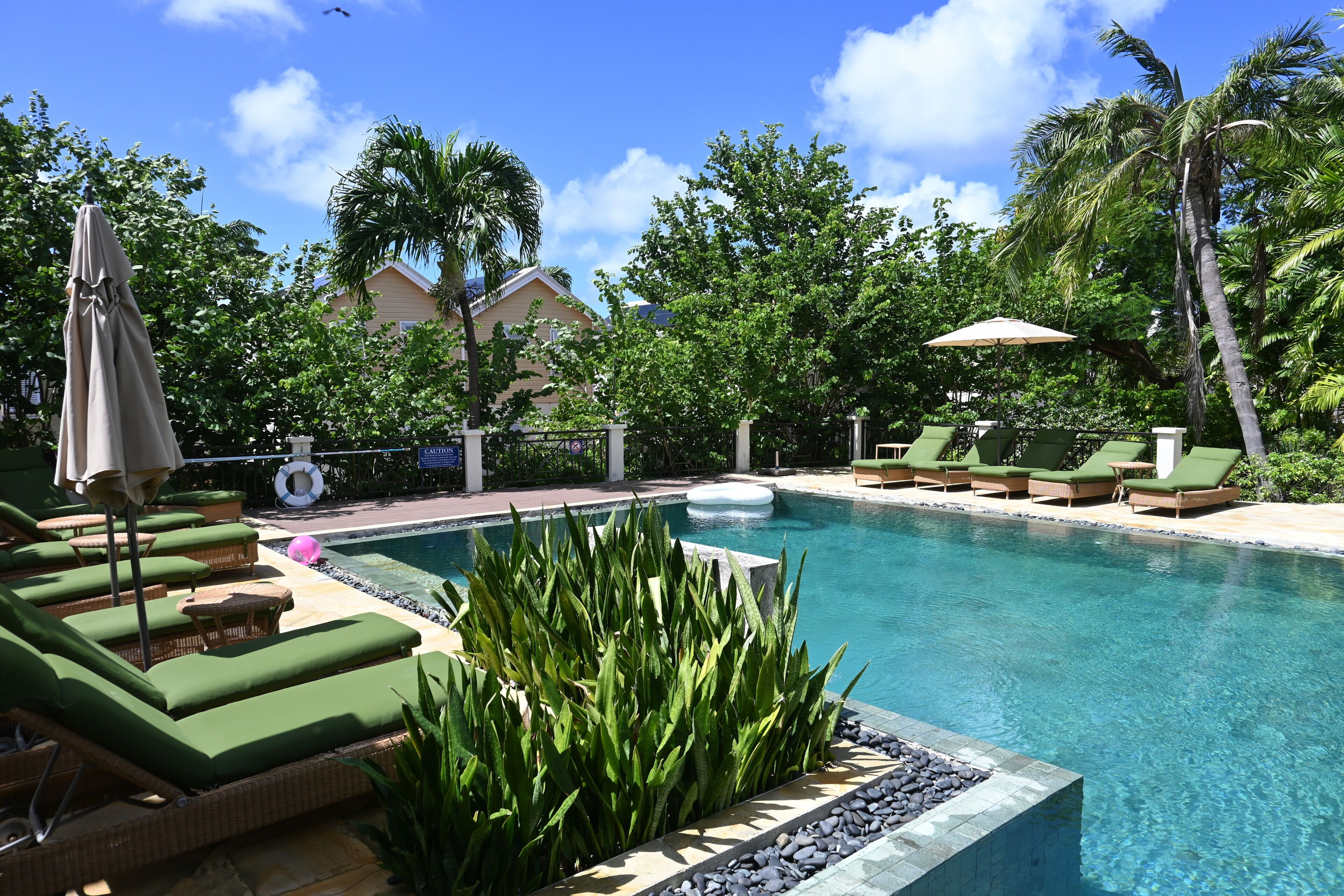 2 室外游泳池，日光浴躺椅