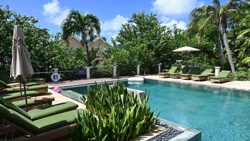 2 piscinas externas, espreguiçadeiras