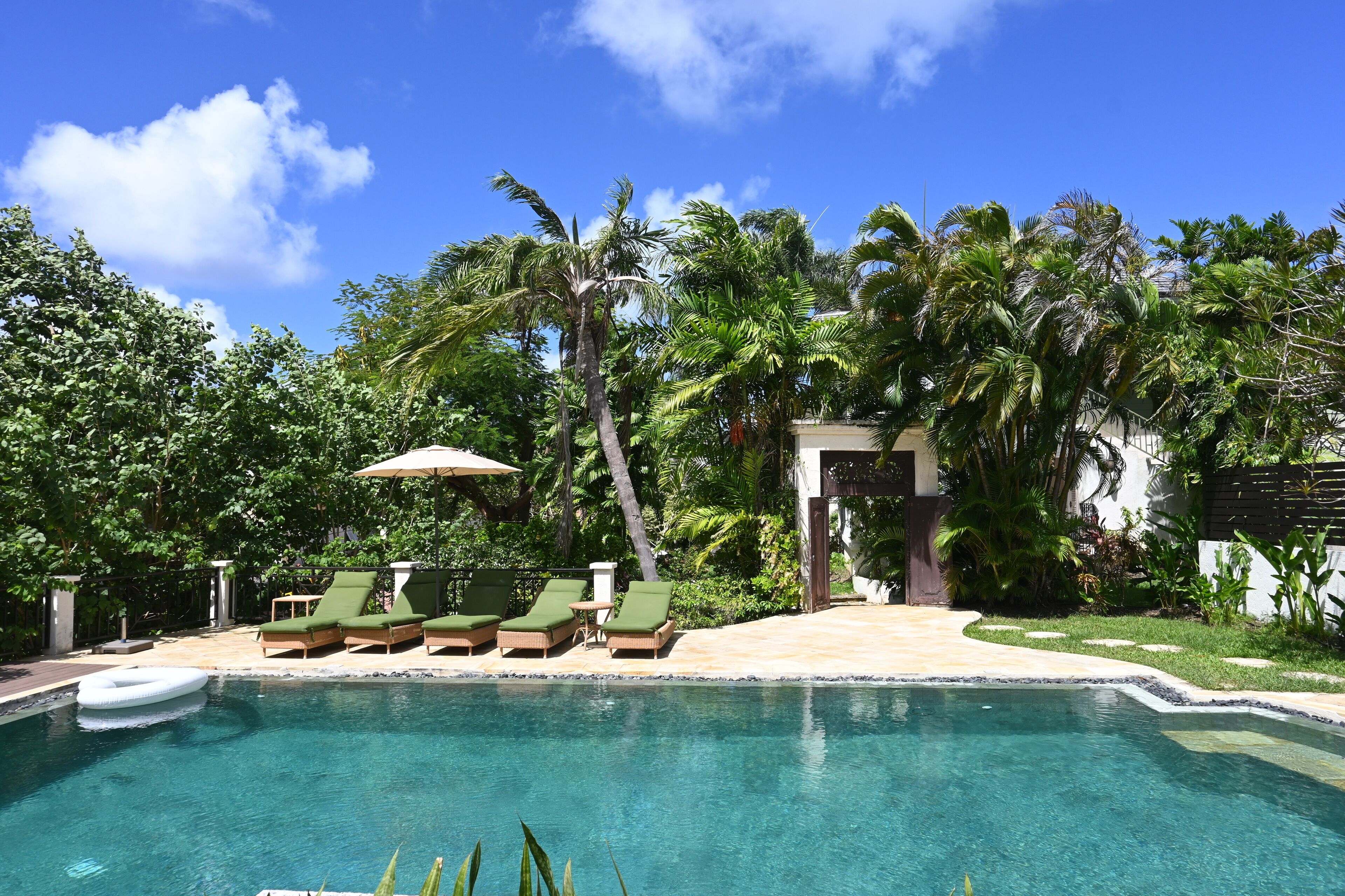 2 outdoor pools, pool loungers