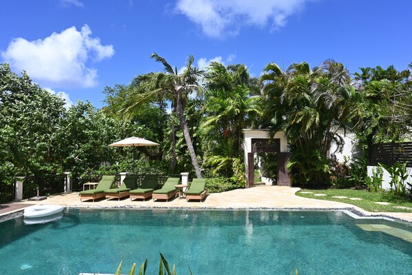 2 outdoor pools, pool loungers