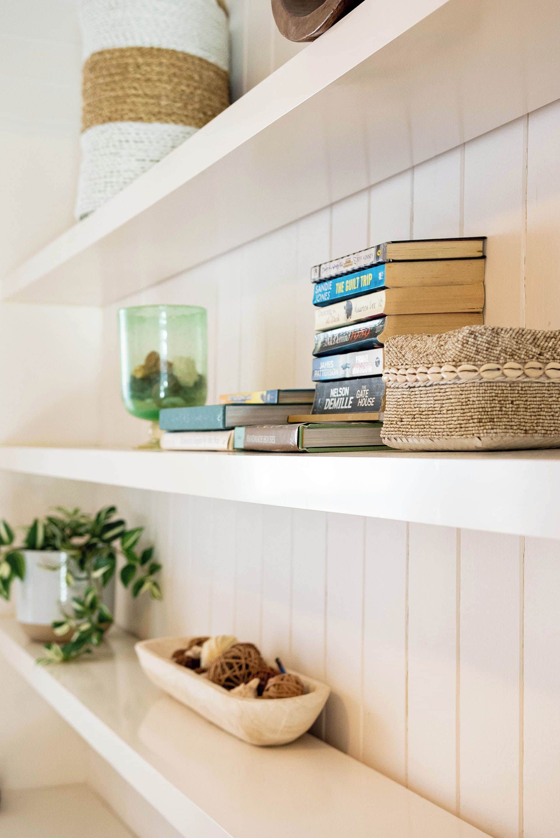 Uma estante com livros e objetos decorativos.