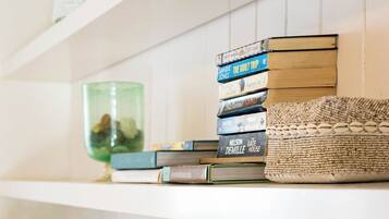 Uma estante com livros e objetos decorativos.