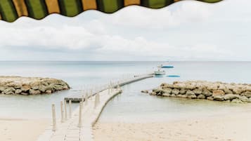 Eine Pier, die sich in ruhiges Wasser erstreckt, mit einem Felsstollen an beiden Seiten.