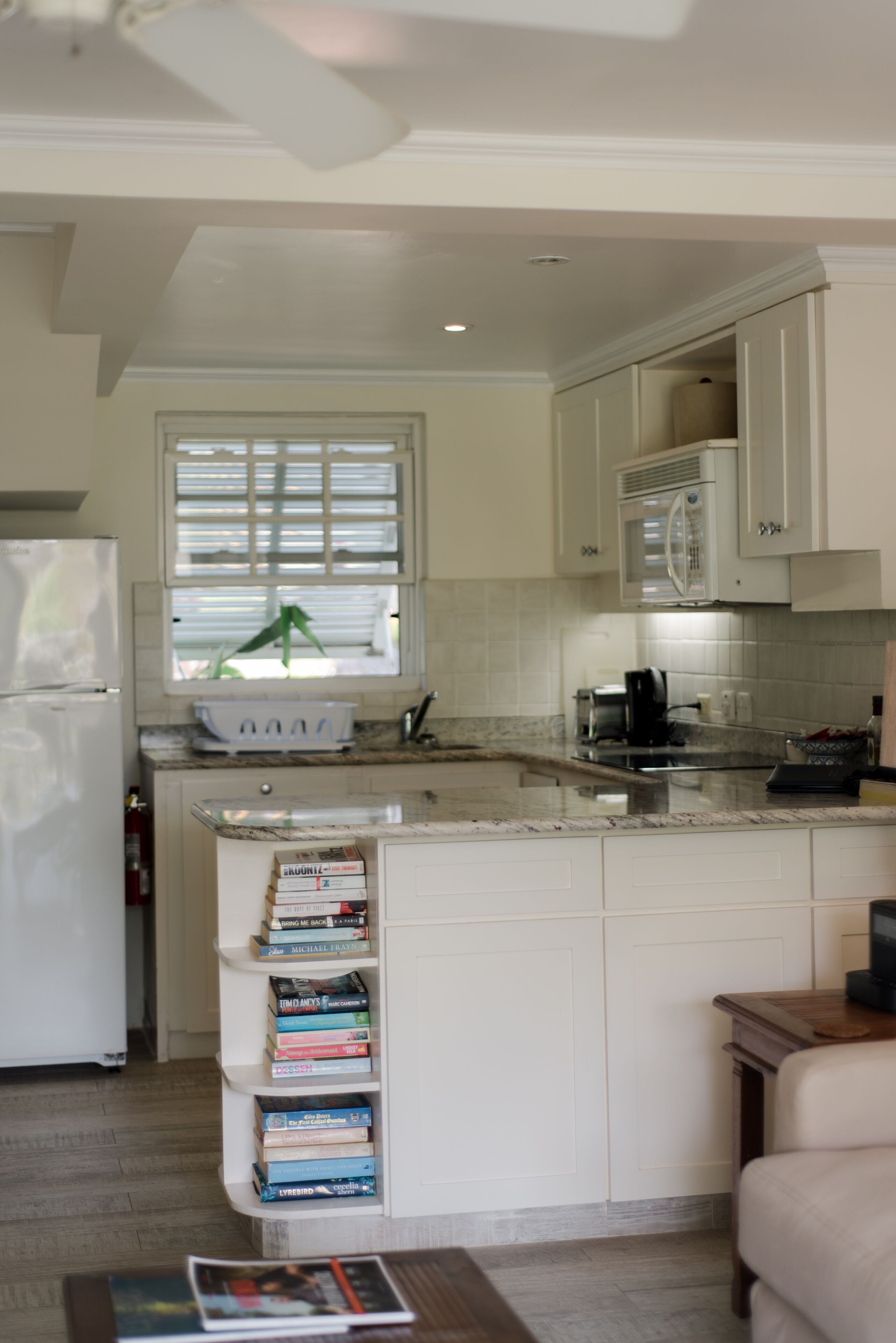 suite, 1 bedroom, garden area | private kitchen | full-sized fridge, microwave, oven, coffee/tea maker