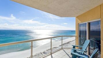 Ein Balkon mit Blick auf Strand und Meer.