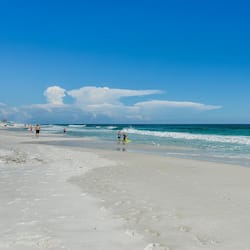 Plage, sable blanc, parasols, surf