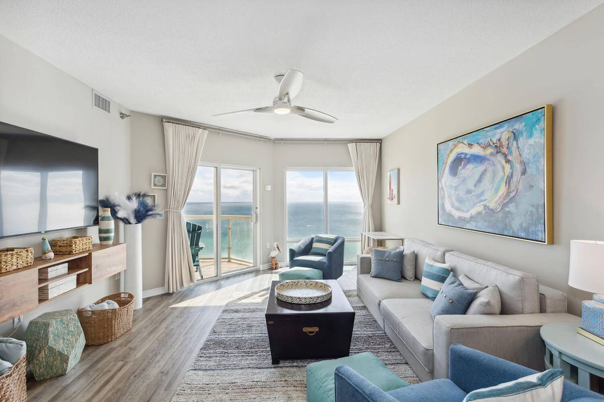 Two Bedroom Gulf Front Condo, Beach Chairs Included | 起居区 | 电视、DVD 播放器