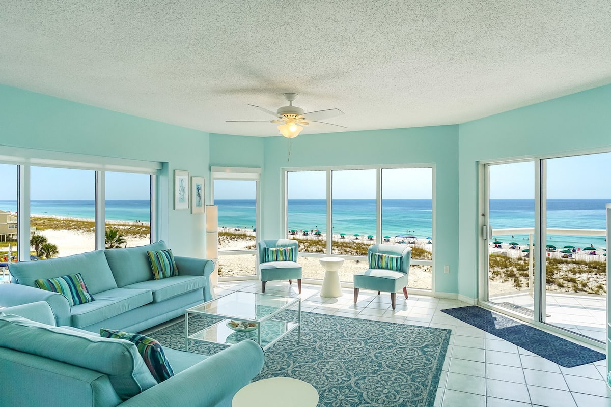 3 Bedrooms Gulf Front Condo, Beach Chairs Included | 起居区 | 电视、DVD 播放器