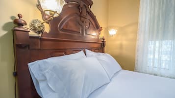 Room (Josephines Room) | Premium bedding, iron/ironing board, WiFi (free), individually decorated