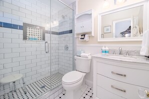 客房 (Ediths Room) | 浴室 | 淋浴设施、免费洗浴用品、吹风机、毛巾