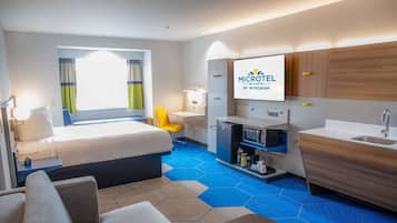 Sengetøy av topp kvalitet, senger med overmadrass og safe på rommet