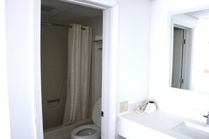 Baignoire, séchoir à cheveux, serviettes fournies, savon