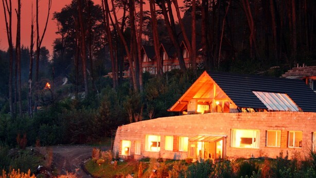A modern house with a large glass facade, surrounded by a forest. - Las Ramblas de Puerto Manzano (Villa La Angostura)