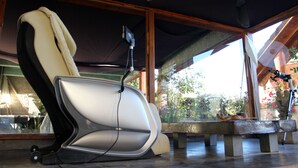A modern chair with a cable, a bench, and a window with a view of greenery. - Las Ramblas de Puerto Manzano (Villa La Angostura)