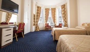 Kamar Twin | Tempat tidur Select Comfort dan didekorasi berbeda-beda