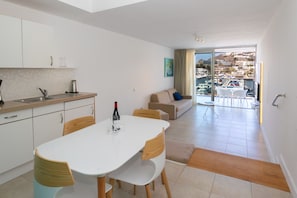 Suite junior | Cocina privada | Refrigerador, microondas, parrilla de estufa y tostadora 