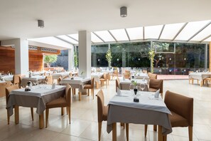 Breakfast served, alfresco dining 