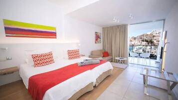 Studio | In-room safe, blackout curtains, iron/ironing board, free WiFi