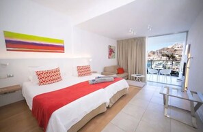 Studio | In-room safe, blackout drapes, iron/ironing board, free WiFi