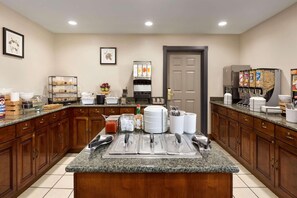 فطور أوروبي مجانًا يوميًا