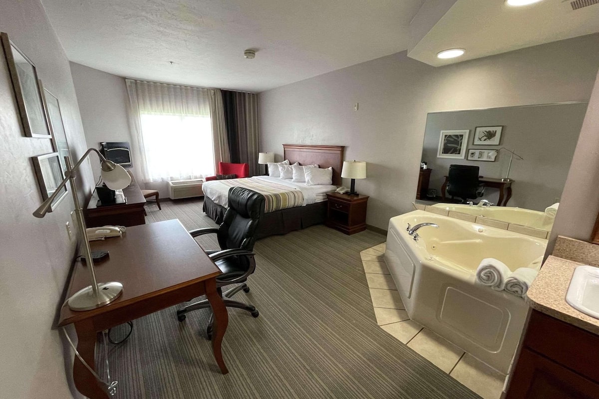Suite, 1 King Bed, Non Smoking, Jetted Tub | 1 bedroom, blackout curtains, iron/ironing board, free cots/infant beds