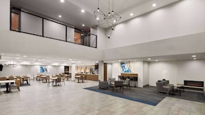 Lobby - La Quinta Inn & Suites by Wyndham Kennewick (Kennewick)