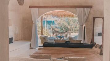 1 camera, una cassaforte in camera, con stile personalizzato