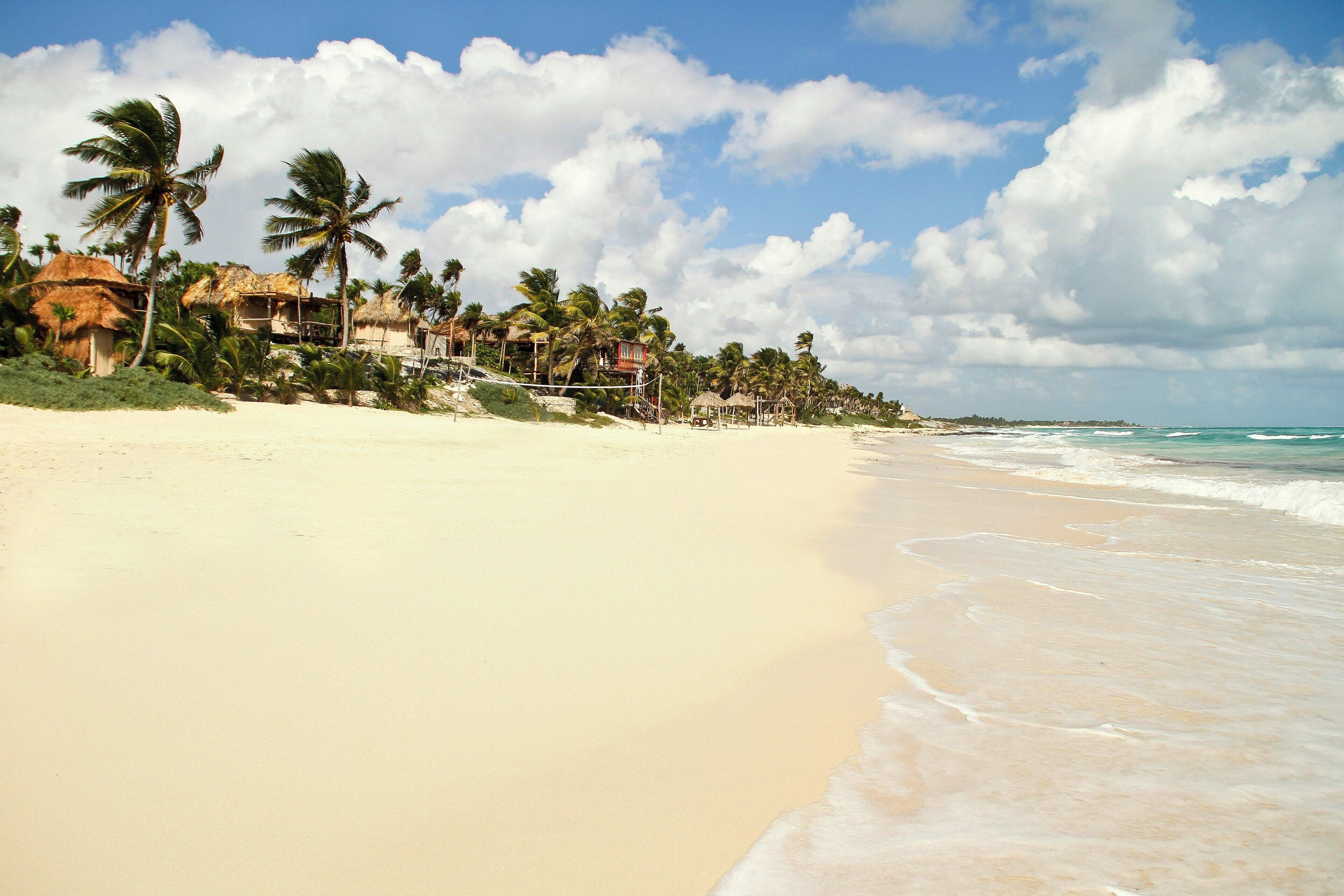 Playa privada, arena blanca, cabañas de uso gratuito y sombrillas