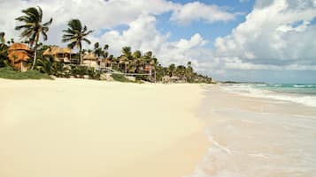 Playa privada, arena blanca, cabañas de uso gratuito y sombrillas