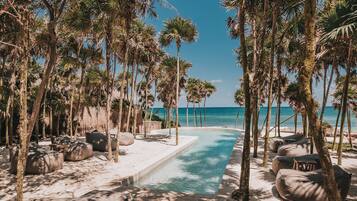 Tree House Junior Suite 2 units, 1 King Bed, Ocean and Pool View(Top Floor) | Living area