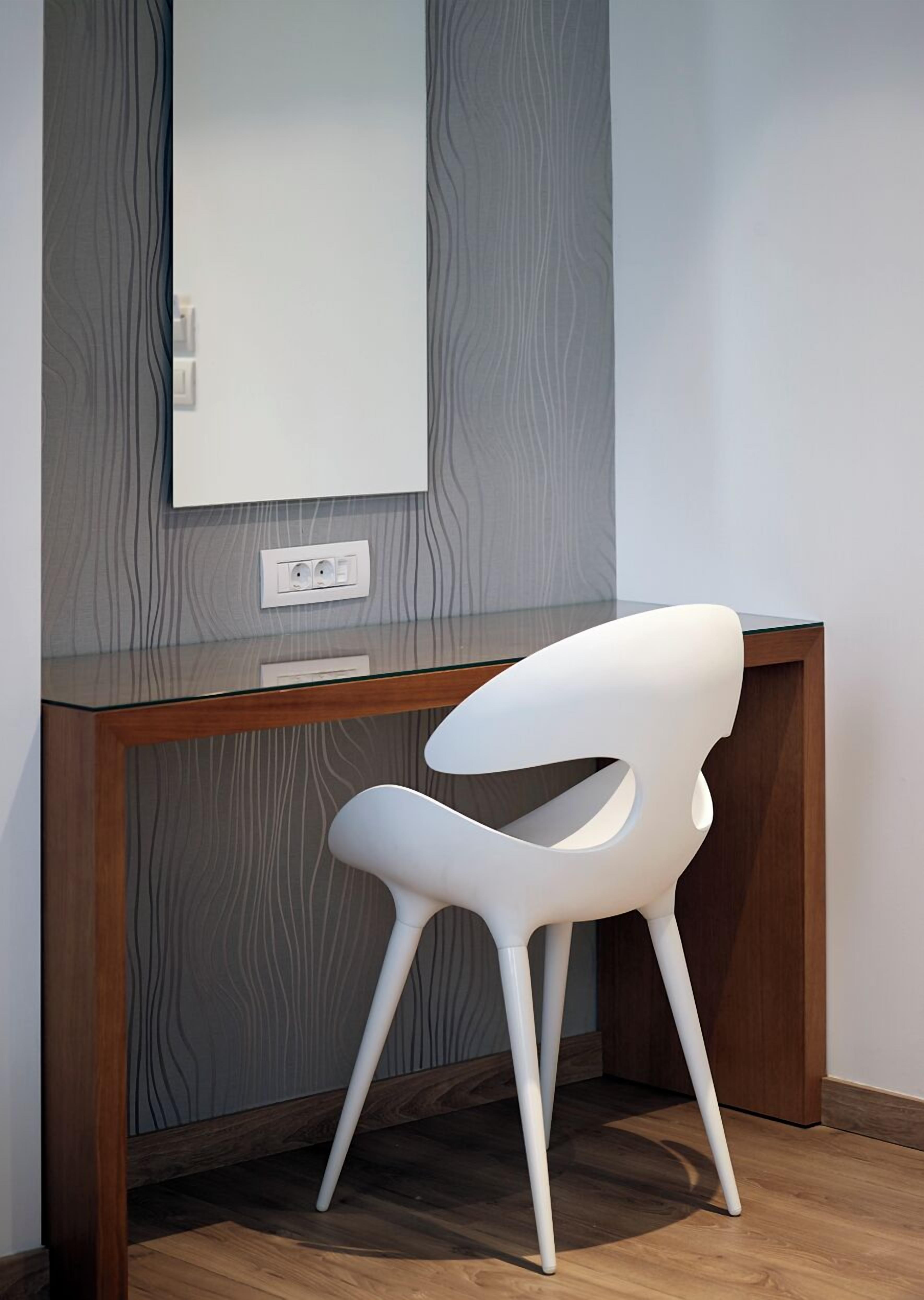 business suite | living area | flat-screen tv, pay films