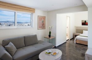 Suite (Acropolis View) | Baño | Ducha, artículos de higiene personal gratuitos y secador de pelo