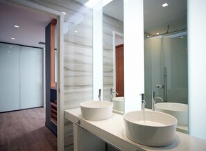 Buồng tắm vòi sen, đồ dùng nhà tắm miễn phí, máy sấy tóc, khăn tắm 