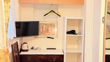 Single Room with Shared Toilet & Bath Outside the Room | 1 soveværelse, pengeskab på værelset, lydisolering, gratis Wi-Fi