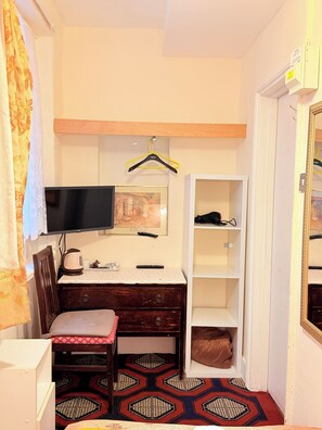 Single Room with Shared Toilet & Bath Outside the Room | 1 bedroom, in-room safe, soundproofing, free WiFi - Albro House Hotel (London)