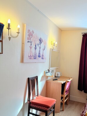 Triple Room | 1 bedroom, in-room safe, soundproofing, free WiFi - Albro House Hotel (London)