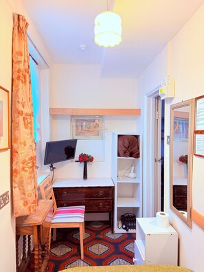 Single Room with Shared Toilet & Bath Outside the Room | 1 kamar tidur, brankas, kedap suara, dan Wi-Fi gratis