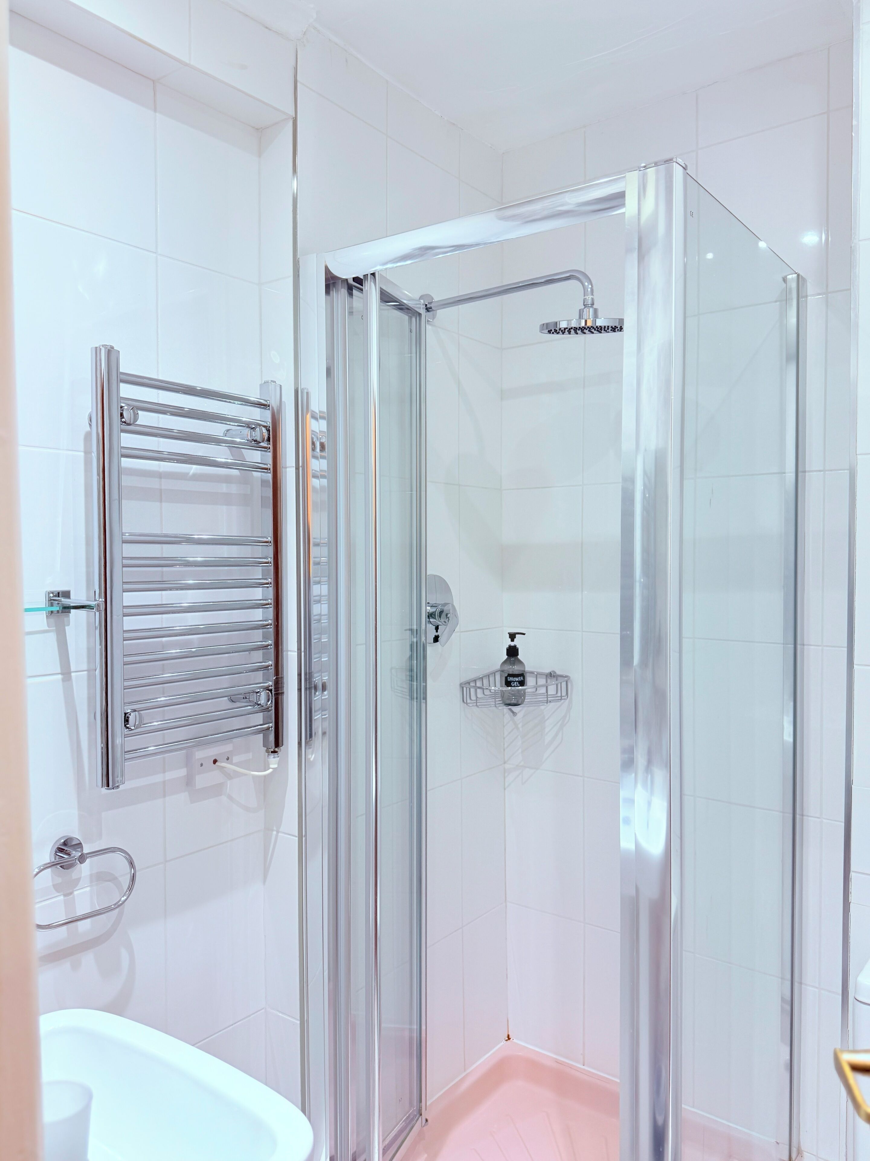 Habitación doble | Baño | Artículos de higiene personal gratuitos, secador de pelo y toallas