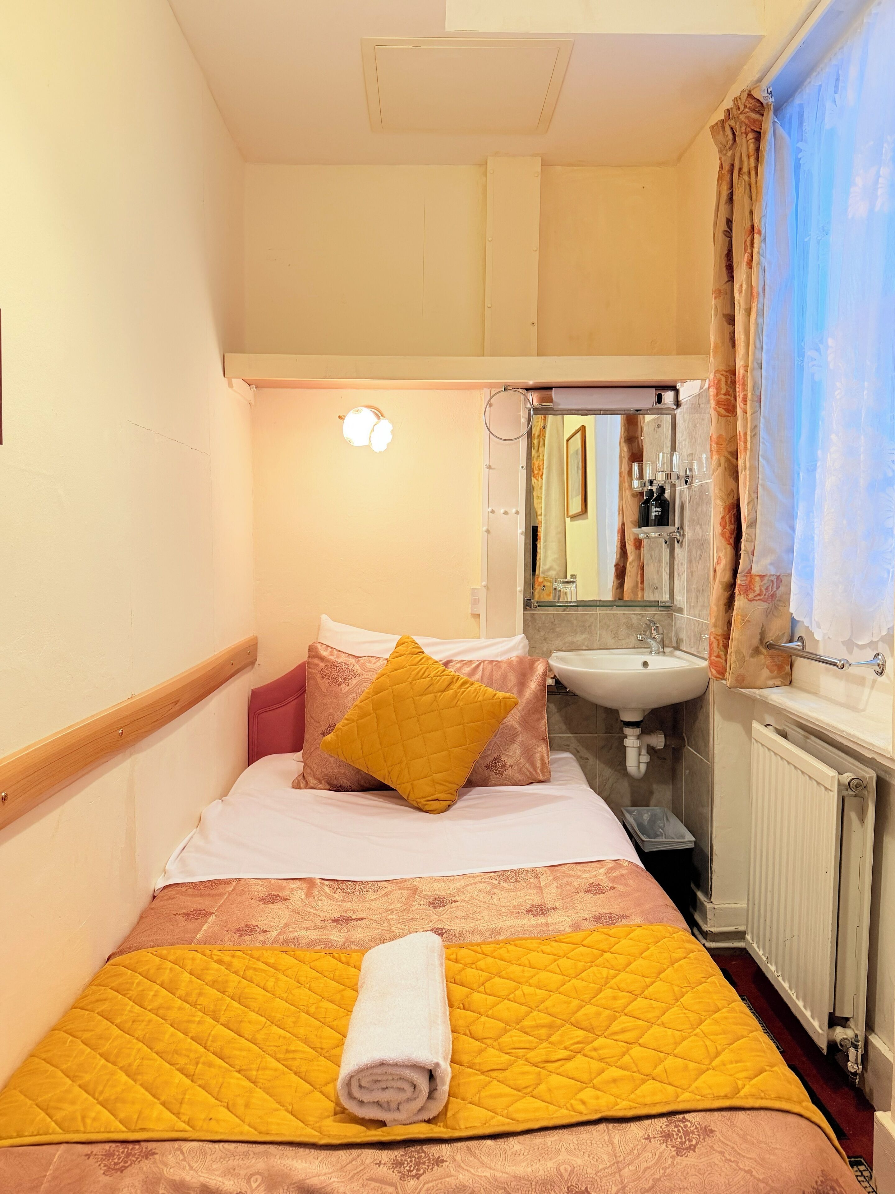 Single Room with Shared Toilet & Bath Outside the Room | 1 bedroom, in-room safe, soundproofing, free WiFi