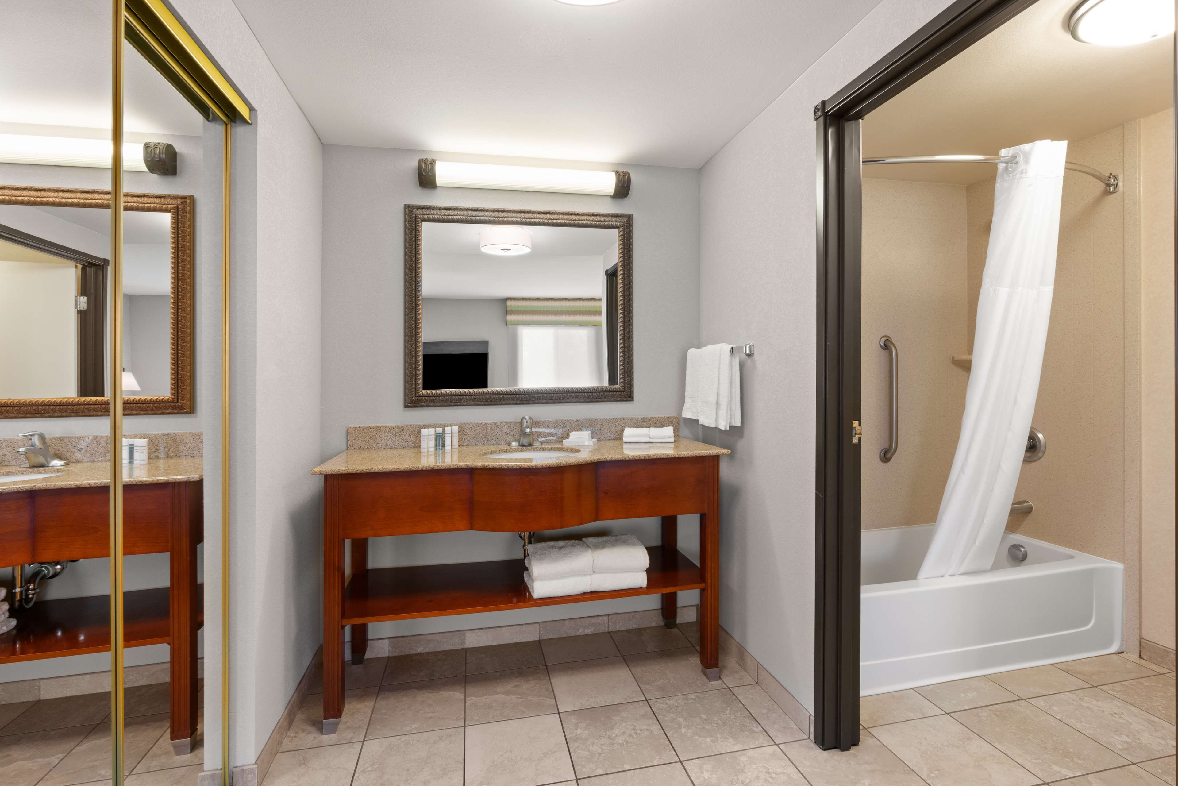 one king studio non smoking | bathroom | combined shower/bathtub, free toiletries, hair dryer, towels