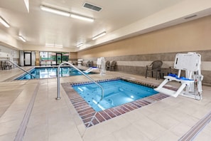 Een binnenzwembad, open van 08.00 uur tot 22.00 uur, en ligstoelen