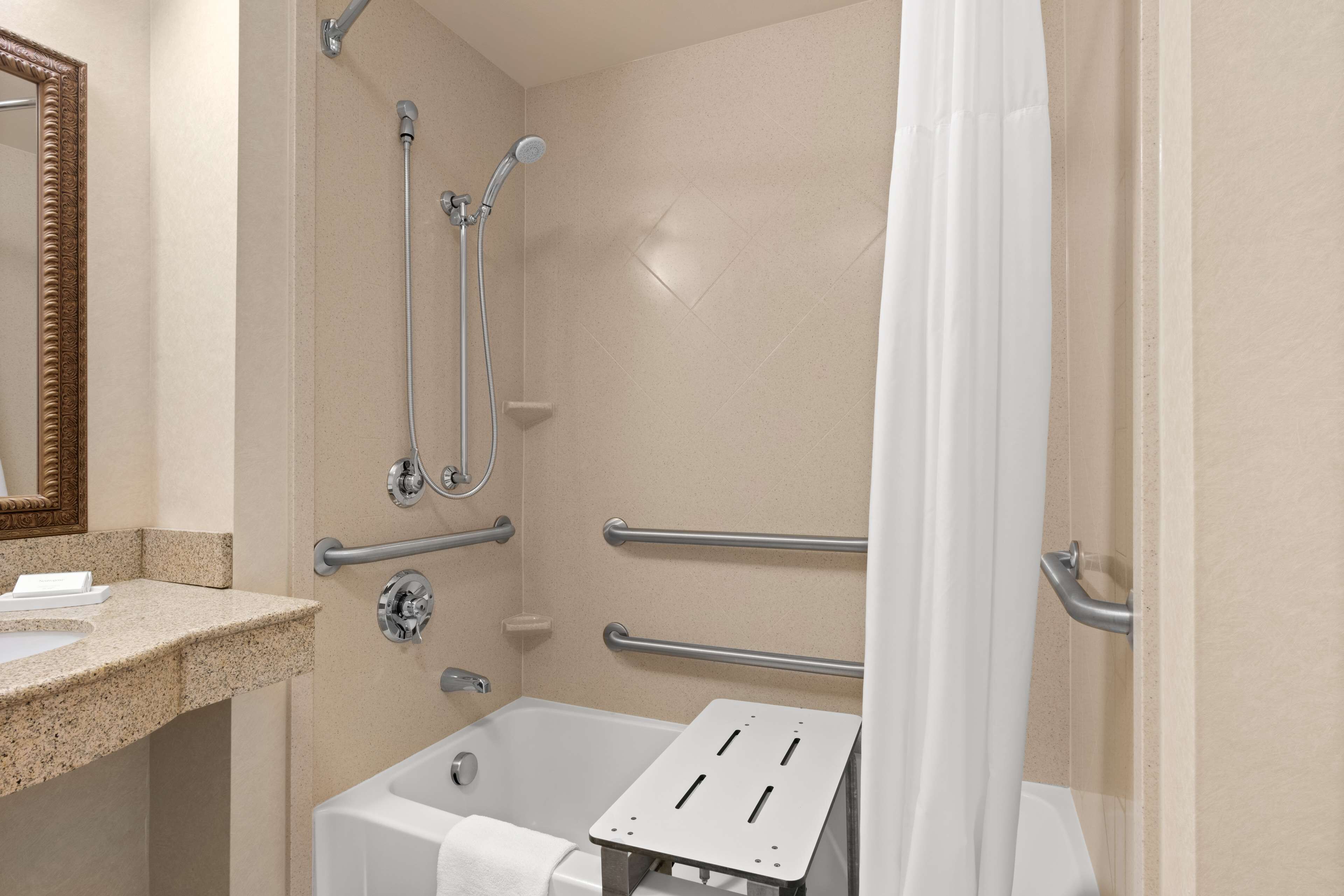 one king studio shwr | bathroom | combined shower/bathtub, free toiletries, hair dryer, towels