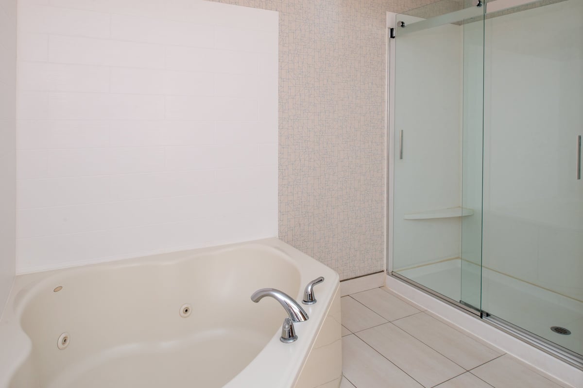 Suite, 1 Bedroom, Jetted Tub | 1 bedroom, in-room safe, desk, iron/ironing board