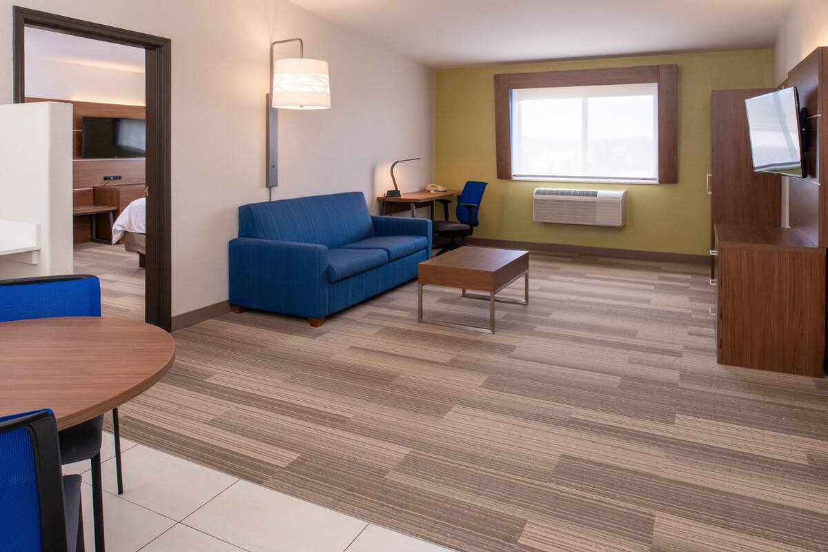 suite, 1 bedroom, jetted tub | 1 bedroom, in-room safe, desk, iron/ironing board