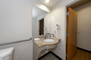 Gratis toiletartikelen, een haardroger, handdoeken