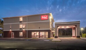 Edificio di un Red Roof Inn & Suites con parcheggio e ingresso coperto.