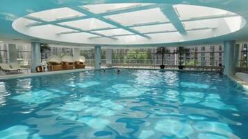 Kolam renang tertutup