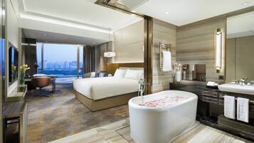 Roupas de cama premium, edredons de pluma, frigobar, cofres nos quartos